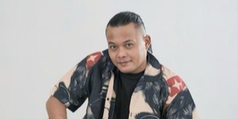 Aksi Nyentrik Sule di Video Klip Lagu Terbaru 'Hey Kamu'