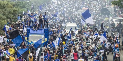 Konvoi Persib Juara BRI Liga 1, Bobotoh Tumpah Ruah di Jalanan Bandung