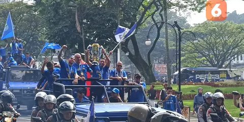 Di Gedung Sate, Persib Pamerkan Trofi Juara BRI Liga 1 di Hadapan Bobotoh