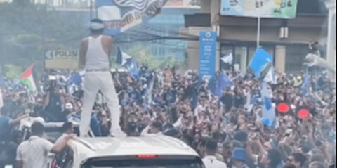 Dedi 'Mercury' Bersinglet Diri di Atas Lexus, Bikin Merinding Momen Pesta Bareng Bobotoh Persib