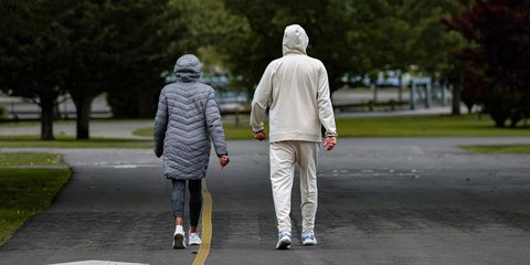 Manfaat Jalan Pagi dan Malam untuk Menurunkan Berat Badan, Mana yang Lebih Optimal?