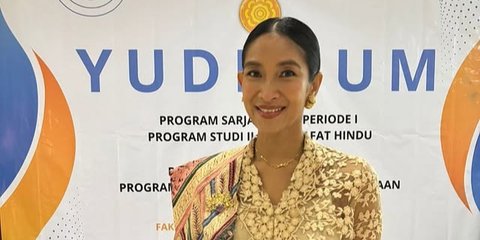 7 Potret Cantik Happy Salma Jalani Sidang Yudisium Kelulusan S1 Filsafat Hindu, Tampil Anggun Berkebaya di Usia 45 Tahun