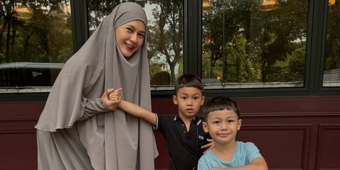 6 Potret Paula Verhoeven Tampil Cantik dengan Busana Syar'i Bareng Anak-Anak, Wajahnya Disebut Makin Fresh