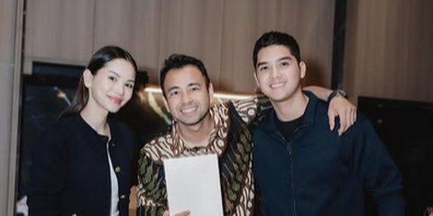 Potret Raffi Ahmad Girang Dapat Undangan Pernikahan Al Ghazali & Alyssa, Diantar Langsung Calon Pasutri