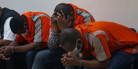 FOTO: Ekspresi Tiga WNA Sembunyikan Wajah Saat Ditangkap karena Kasus Uang Palsu