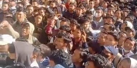 Perjuangan Putri Antre Berjam-jam di Tengah Lautan Manusia Pemburu Job Fair: Nyari Kerja di Bekasi Susah Banget!