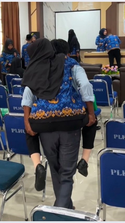 Akibat Pendarahan saat Melahirkan Anak, Wanita Ini Digendong Suami Untuk Pelantikan PPPK