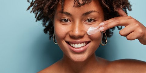 Kulit Gelap Tetap Rentan: Inilah Alasan Medis Mengapa Sunscreen Tak Boleh Dilewatkan