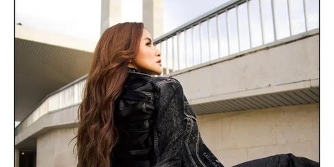 4 Potret Cantik Elegan Olla Ramlan dengan Rambut Panjang Bergelombang, Tampilkan Pesona Percaya Diri