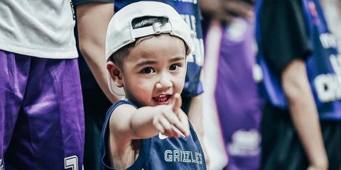 7 Potret Menggemaskan Rayyanza Turun ke Lapangan IBL Kawal Pertandingan Rans Simba, Aura Bos Kecil Kian Terpancar