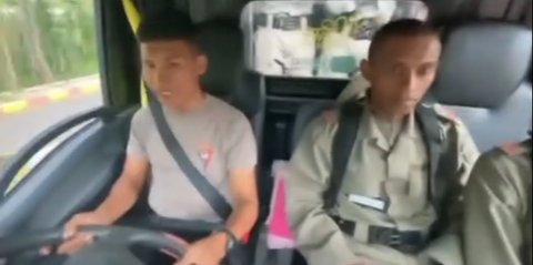 Tegang, Junior Brimob Polri saat Diantar Ibadah ke Gereja Kena Prank Senior Disuruh Bernyanyi
