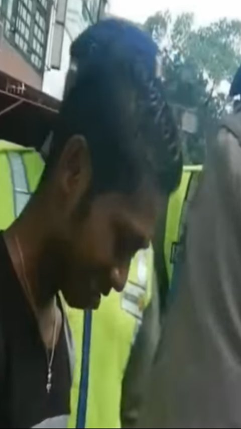 Momen Anggota Brimob Membela Seorang Pria saat Mau Ditangkap di Razia Preman, Sikapnya Ramai Disorot
