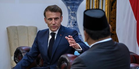 VIDEO: Momen Macron Langkah Terhenti, Mengira Lukisan Presiden Soekarno Sebagai Prabowo 