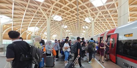 Lonjakan Penumpang Whoosh Capai 20.500 Orang, KCIC Tambah Petugas