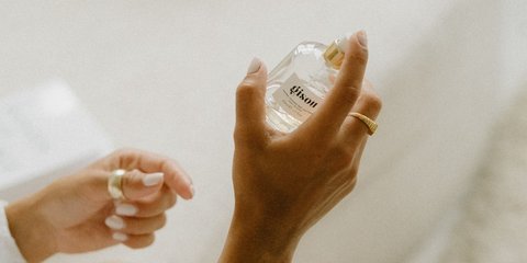 Biar Wangi Seharian! Ini Cara Pakai Parfum yang Benar Menurut Para Ahli, Bukan Sekadar Semprot-Semprot Aja