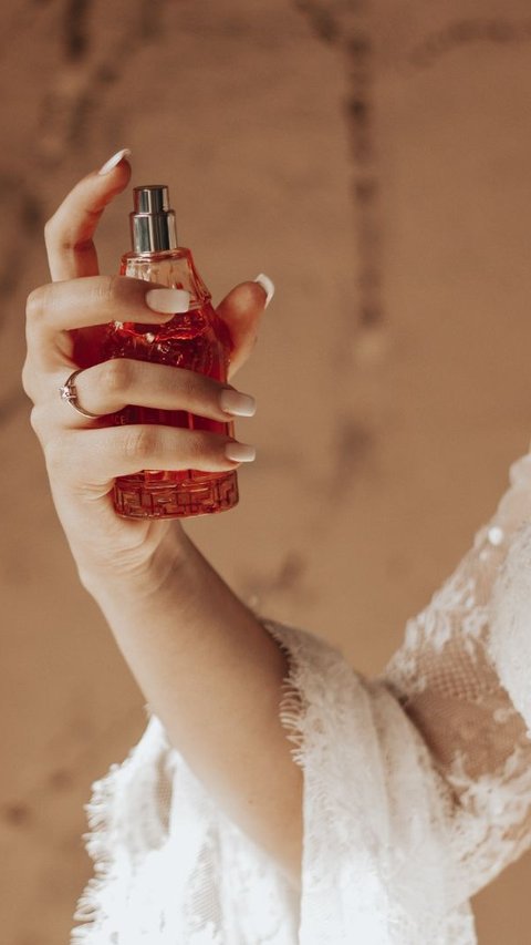 Biar Wangi Seharian! Ini Cara Pakai Parfum yang Benar Menurut Para Ahli, Bukan Sekadar Semprot-Semprot Aja