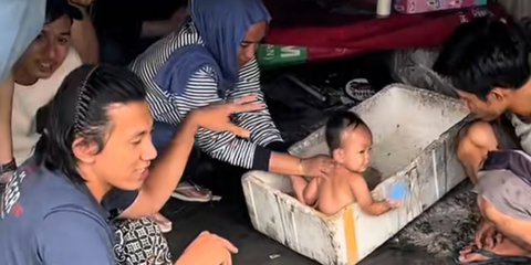 Balita Penghuni Kolong Jembatan Sidoarjo