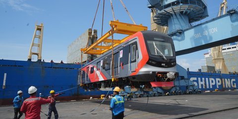 Potret 7 Rangkaian KRL Impor Buatan China Tiba di Indonesia