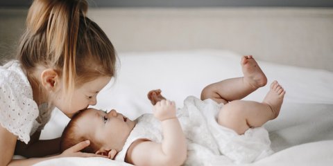 Balita Cemburu pada Adik Baru? Begini Cara Ampuh Bikin Mereka Akur Sejak Dini!