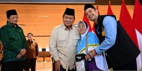 VIDEO: Momen Presiden Prabowo Berlutut Cium Tangan Jemaah Haji Lansia