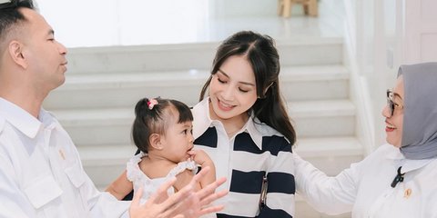 Cantiknya Nagita Slavina Gendong Baby Lily Sambut Kehadiran Menteri Arifah Fauzi, Gaya Simple tapi Elegan