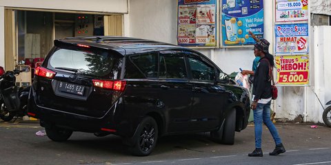 FOTO: Bikin Resah, Juru Parkir Liar Kembali Marak di Minimarket Jakarta