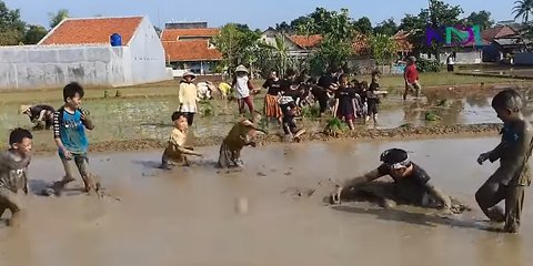 Keseruan Dedi Mulyadi ajak Anak-anak Tanam Padi di Sawah, Ending-nya Perang Lumpur