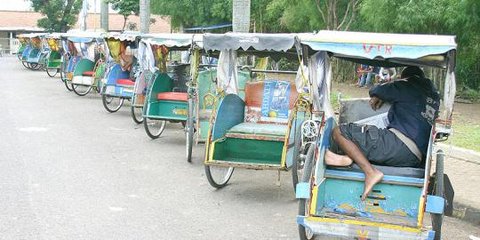 Kelakuan Bule ini jadi Sorotan, Asyik Gowes Becak yang Punya Malah jadi Penumpang