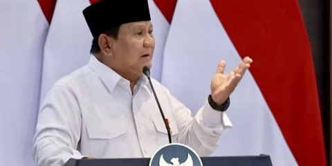 VIDEO: Momen Prabowo Cerita Paspampres Tak Lepas Sepatu di Dapur MBG, Bikin Teddy & Luhut Tertawa