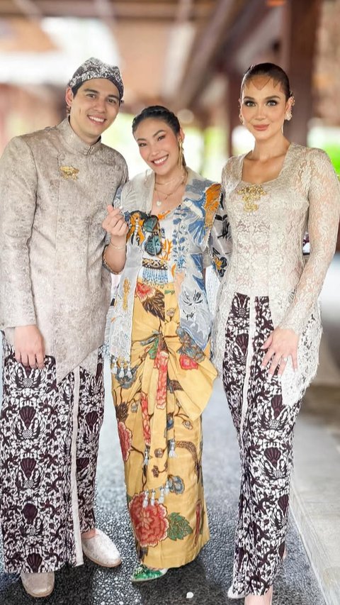 4 Potret Ayu Dewi Hadiri Sungkeman & Siraman Luna Maya, Penampilan Dinilai Lebih Heboh dari Calon Pengantin