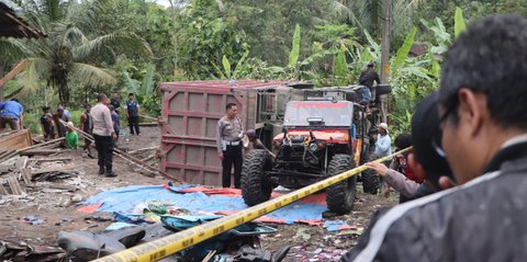 Truk Tronton Maut di Purworejo: Salip Minibus, 11 Nyawa Melayang
