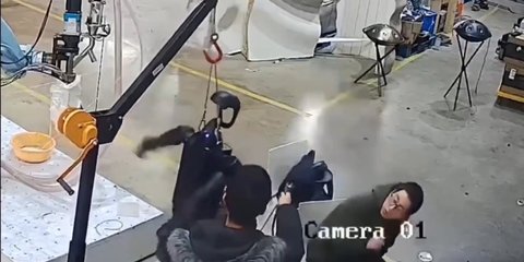 Mirip Terminator, Robot ini Tiba-tiba Ngamuk sampai Pukul Orang Membabi Buta