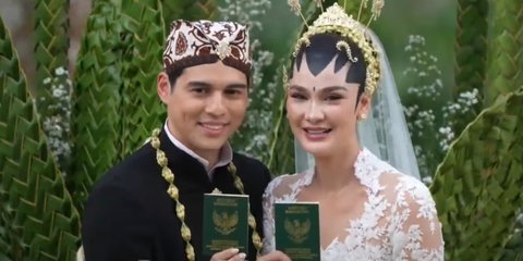 Outfit Kompak Baim Wong dan Anaknya saat Hadiri Akad Nikah Luna Maya di Bali
