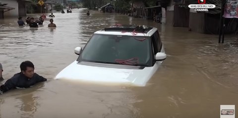 6 Cara Aman Menghadapi Banjir Saat Mengemudikan Mobil Matic