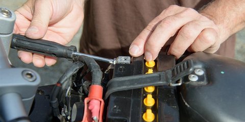 Faktor-faktor yang Mengakibatkan Daya Aki Sepeda Motor Menurun