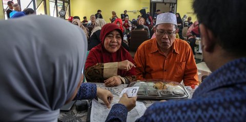 FOTO: Antusiasme Lansia Serbu Program Kartu Layanan Gratis Transportasi Umum di Jakarta, Begini Cara Daftarnya!
