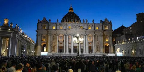 Paus Baru Telah Terpilih, Asap Putih Muncul dari Cerobong Kapel Sistine