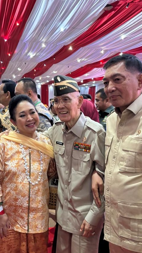 Penuh Perhatian, Momen Titiek Soeharto Gandeng Jenderal Sepuh Try Sutrisno saat Turun Tangga Ramai Disorot