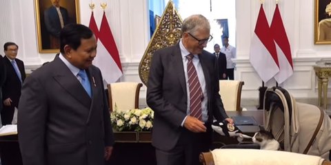 Momen Lucu Saat Bill Gates Berikan Kado untuk Bobby Kertanegara, Kucing Kesayangan Prabowo