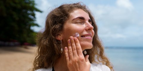 Jangan Cuma Wajah! Ini 7 Bagian Tubuh yang Sering Terlupa Saat Pakai Sunscreen