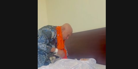 Banjir Air Mata, Momen Haru Kakek Jemaah Haji Cium Sang Istri untuk Terakhir Kali karena Meninggal di Tanah Suci
