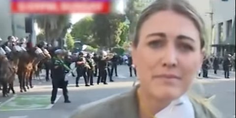 Tertangkap Kamera, Momen Polisi Sengaja Tembak Reporter Cantik saat Demo Rusuh di Los Angeles Sampai Teriak Kesakitan