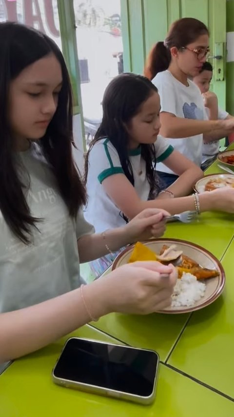 Potret Ussy Sulistiawaty Perdana Ajak Anak-anaknya Makan di Warteg, Visual Ketiga Buah Hatinya Jadi Sorotan