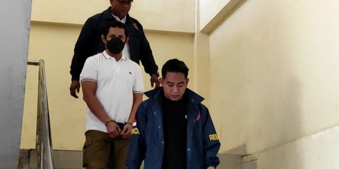 Tangan Diborgol dan Berkaos Putih, Eks Kapolres Ngada AKBP Fajar Lukman Diserahkan ke Kejaksaan