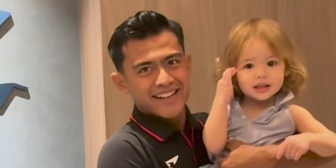 Potret Menggemaskan Pratama Arhan Momong Baby Kamari Anak Jennifer Coppen Jelang Laga Timnas Indonesia Vs Jepang