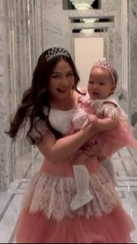 5 Gaya Outfit Couple Jessica Mila dan baby Kyarra, Manis & Bisa Jadi Inspirasi Ibu Muda