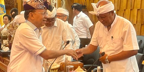 Gubernur Bali Instruksikan Kurangi Penggunaan Plastik Ingatkan Para Bendesa Adat Pakai Tumbler saat Upacara Agama