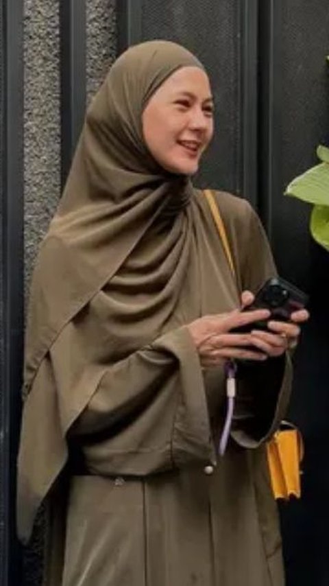 Buat yang Tinggi Semampai, Intip 8 Inspirasi Model Gamis ala Paula Verhoeven yang Elegan dan Syari