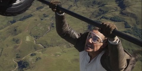 16 Kali Terjun Payung dengan Kondisi Terbakar, Tom Cruise Pecahkan Rekor Guinness World
