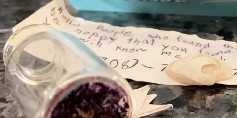 Seorang Bocah Temukan Botol Berisi Nomor Telepon di Pantai yang Dibuang 7 Tahun Lalu dan Menghubunginya, Ini yang Kemudian Terjadi